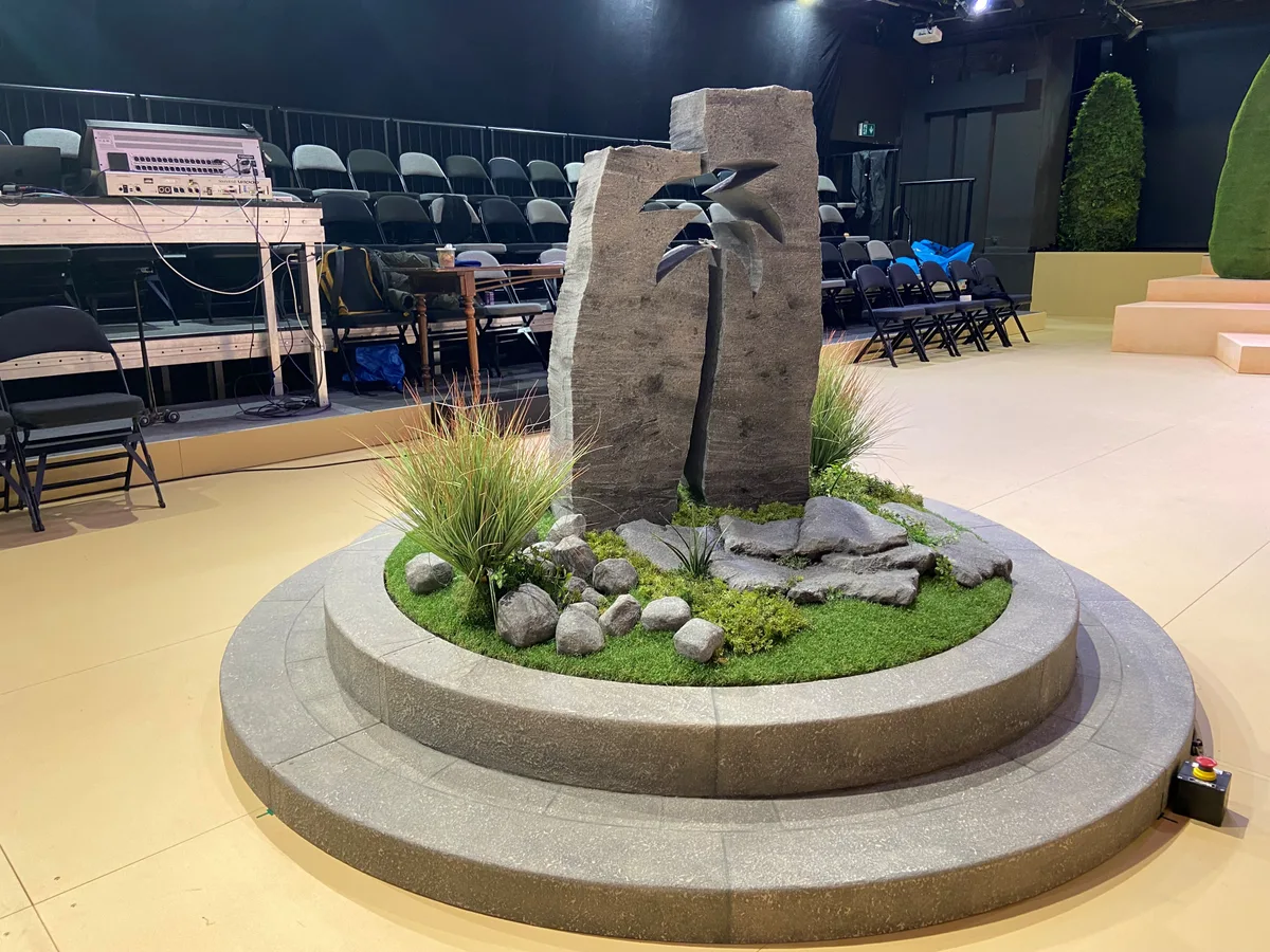 Der Palmenkreisel als Bühnenbild, dahinter der Saal des Theaters Neumarkt.